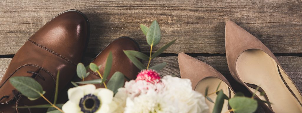 Braut- und Bräutigamschuhe von oben fotografiert – stilvolles Hochzeitsdetail für die Planung mit wichtigen Hochzeitsdienstleistern.