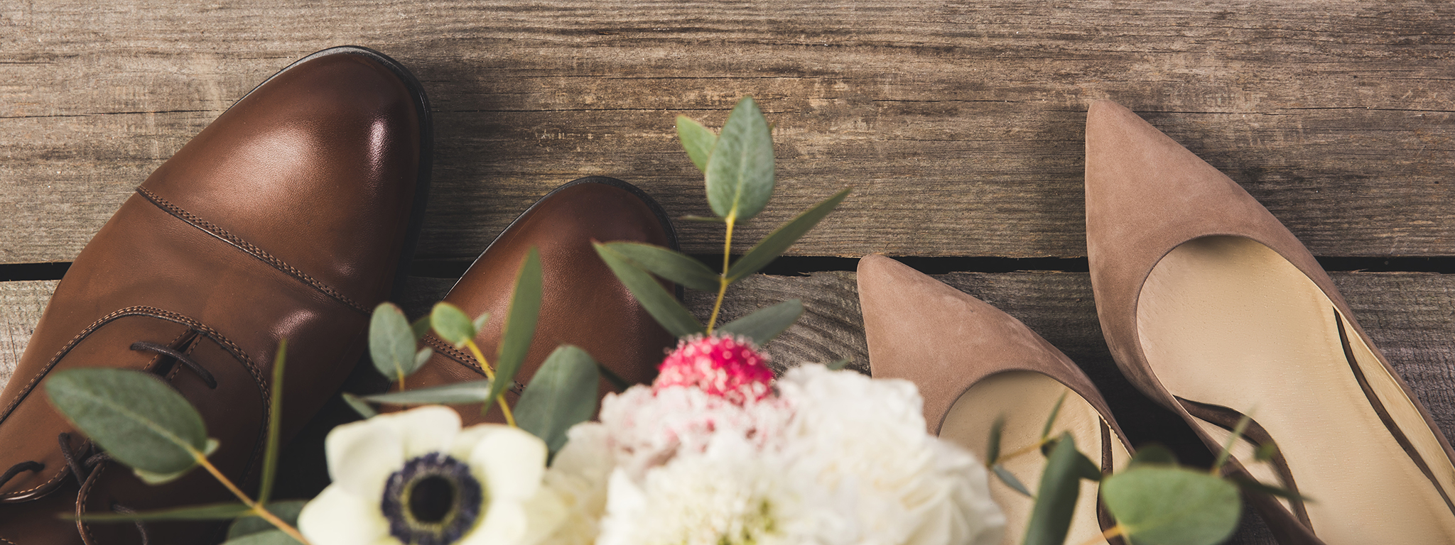 Braut- und Bräutigamschuhe von oben fotografiert – stilvolles Hochzeitsdetail für die Planung mit wichtigen Hochzeitsdienstleistern.